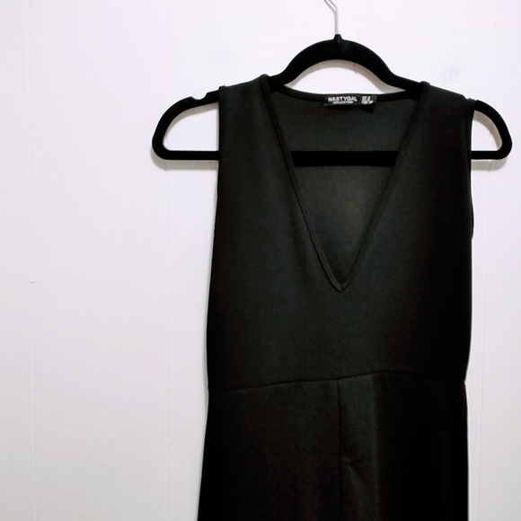 Nasty Gal deep in touch plunging jumpsuit - Picture 4 of 6